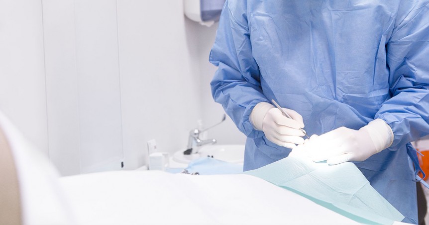 Un podólogo realiza una intervención quirúrgica en la Clínica del Pie Ponferrada.