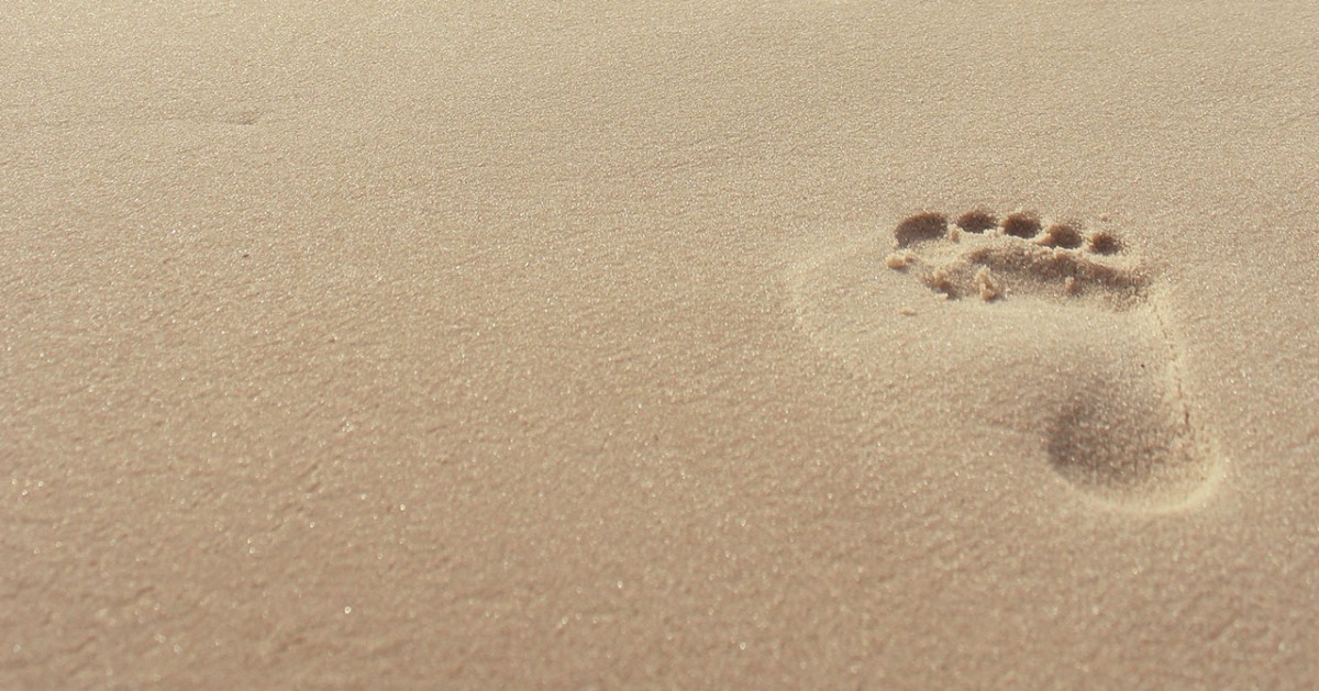 Una huella en la arena de una playa.